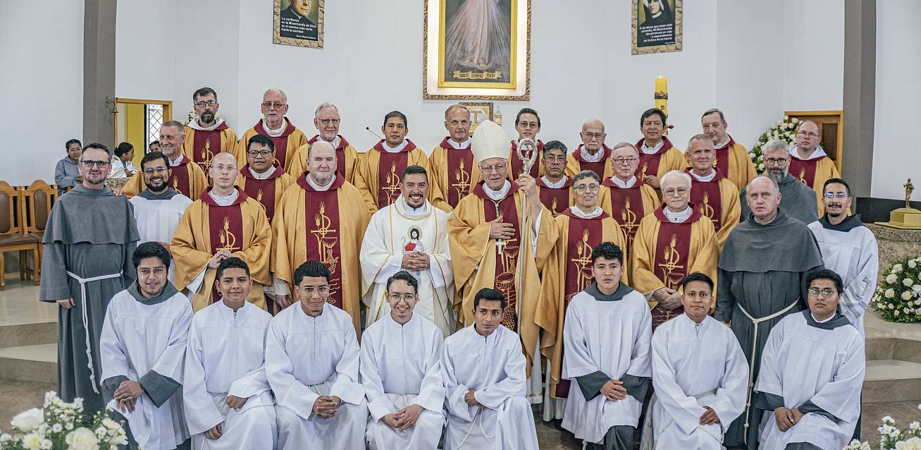 Grafika Święcenia kapłańskie o. Oskara Gaóna w Santo Domingo
